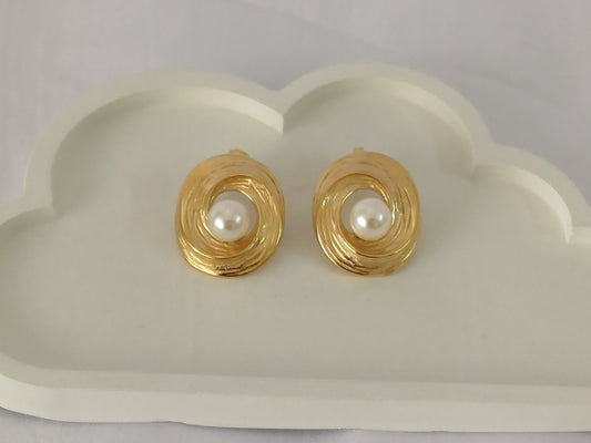 Golden Oval Pearl Stud Zuri