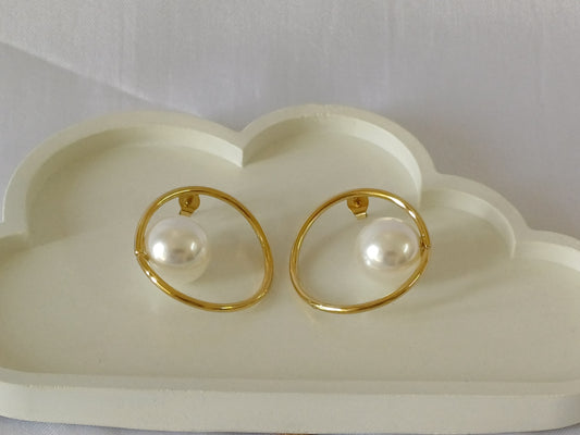 Golden Round Pearl stud