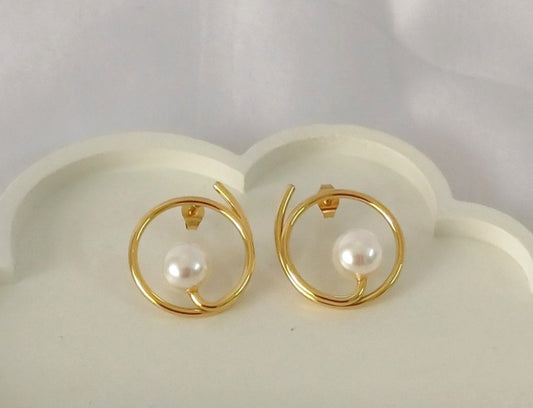 Golden Round Pearl Stud Vanessa